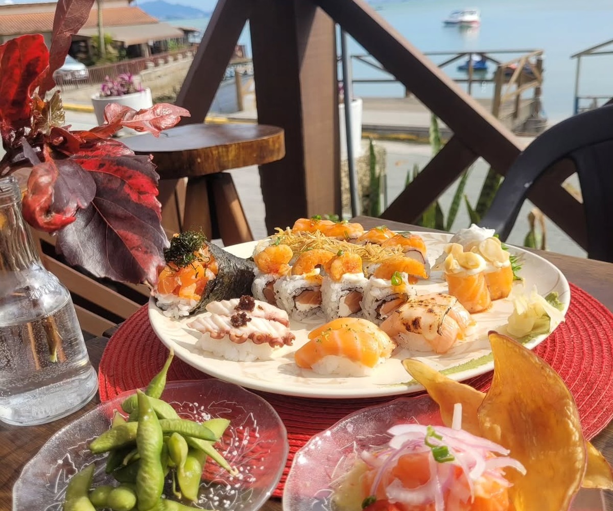 Combinado de sushi oficial do DAKKAI servido diante do mar